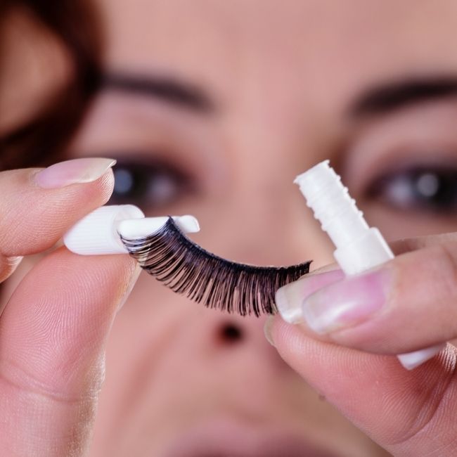 How Can You Prevent Eyelash Glue Removal from Damaging Your Lashes? post thumbnail image
